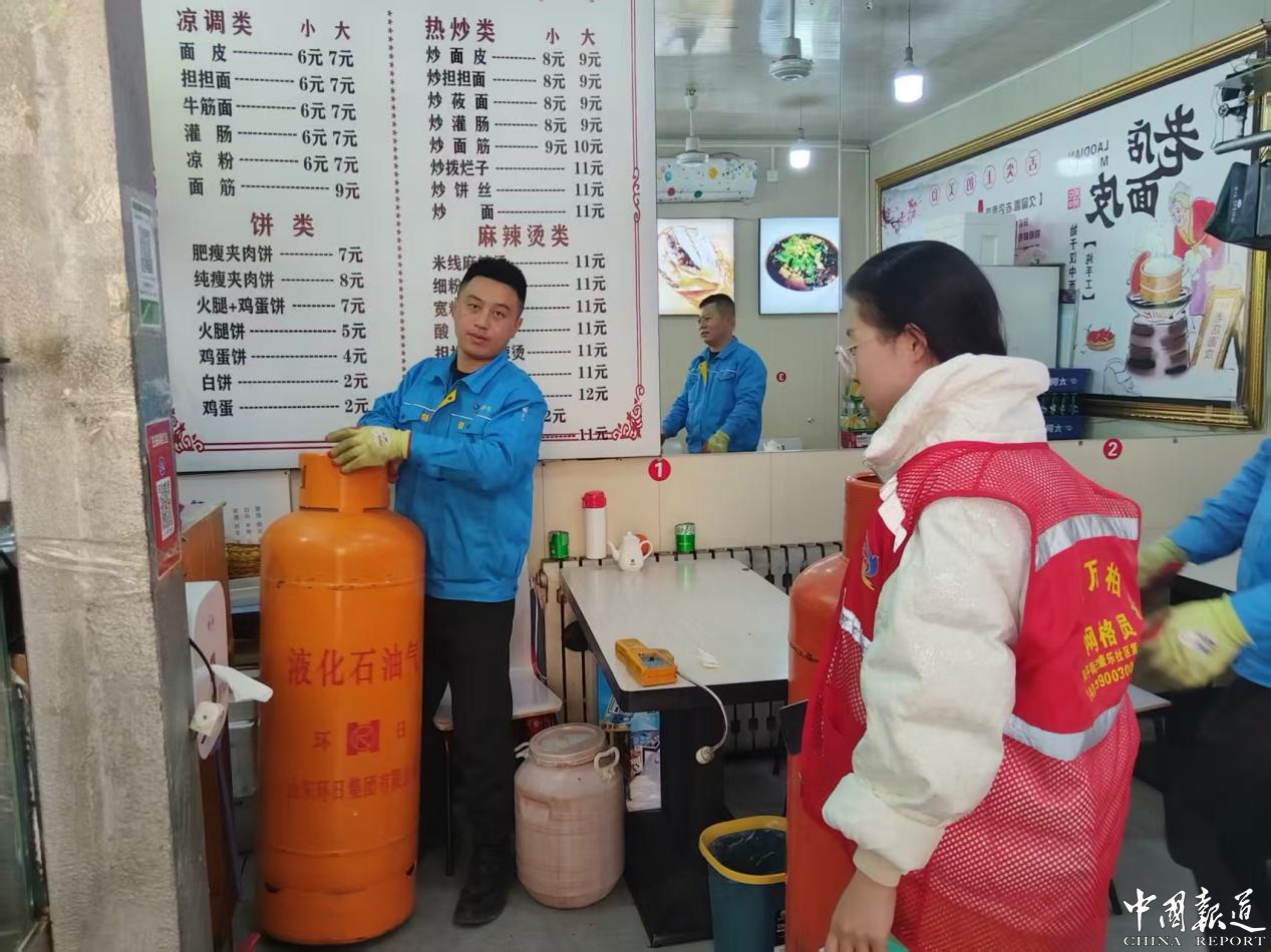 太原市万柏林区 网格员入户宣检燃气安全 守护社区“烟火气”