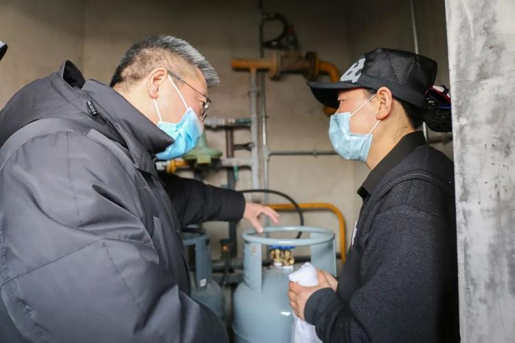 区长李新带队“四不两直”检查瓶装液化石油气安全 从灶台到气瓶的全链条追问
